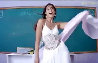 XXX माणूस धावांची भर घातली एक तरुण विद्यार्थी स्त्री पुरुष समागम