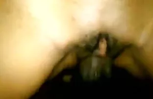XXX झिंगलेला रशियन मुलगी नृत्य एक Striptease आणि thumps पांढरे चमकदार मद्य
