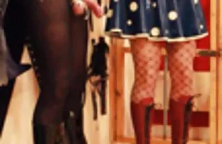 XXX आई एक वेश्या शिकवते तिच्या अननुभवी मुलगी संभोग