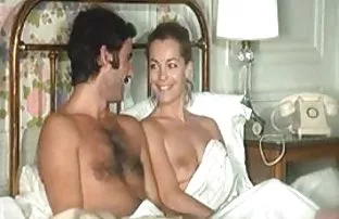 XXX सोनेरी केस व गोरी त्वचा कोंबडा एक माणूस बार