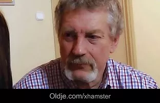 XXX एक माणूस Fucks दोन रशियन मैत्रिणींना