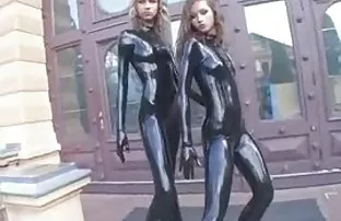 XXX समलिंगी संबंध ठेवणारी स्त्री चोळण्यात तिच्या मांजर आणि वीर्य उडवणे