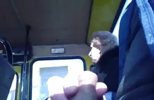 XXX सौंदर्य caresses shaved मांजर बोटांनी