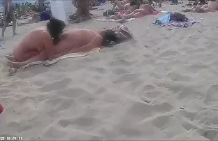 XXX एक माणूस Fucks दोन सुडौल brunettes