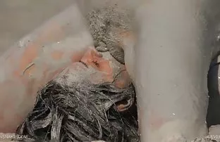 XXX माणूस काढून लिंग एक सुंदर दाट तपकिरी रंगाचे केस वर कॅमेरा