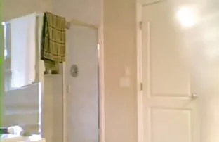 XXX रशियन मसाजर Fucks आणि तिच्या तोंडात cums