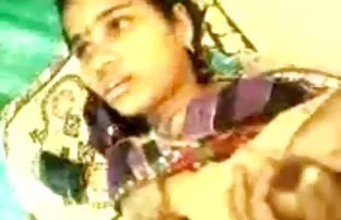 XXX Fucked slutty चिक शिट्टी तिच्या cunt आणि तोंडात एक मंडळ