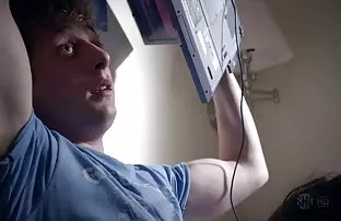 XXX Fucks सोनेरी केस व गोरी त्वचा आणि गडद-नमूद केल्याप्रमाणे केस असलेला मांजर