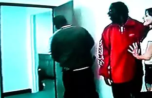 XXX केसाळ भपकेबाज मनुष्य Fucks समृद्धीचे sexe टेबल वर