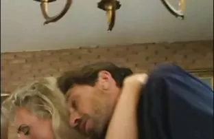 XXX सुंदर लिंग ऑफिस मध्ये एक आकर्षक दाट तपकिरी रंगाचा केसाची व्यक्ती