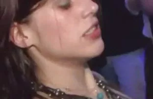XXX रशियन दोन गुंतलेली एक तापट संभोग नंतर चहा स्वयंपाकघर मध्ये