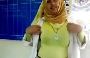 XXX अतृप्त केबल fucked दोन पिल्ले बदलत त्यांना एक-एक करून आणि त्यांना लागवड सर्व cracks