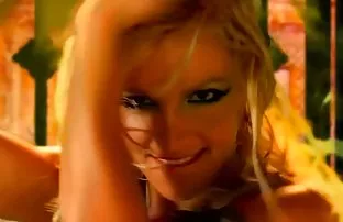 XXX सचिव स्टाईल मध्ये तिच्या मांजर त्याच्या बॉस
