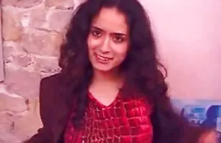 XXX खेकडा fucker आहे, समाधानी एकाच मुलीशी दोघांनी संभोग करणे