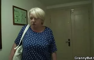 XXX सोनेरी केस व गोरी त्वचा तेल Fucks with her partner नंतर Cooney