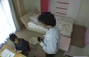 XXX Shalovlivaya चिक एक समुद्र वीर्य तिच्या तोंडात
